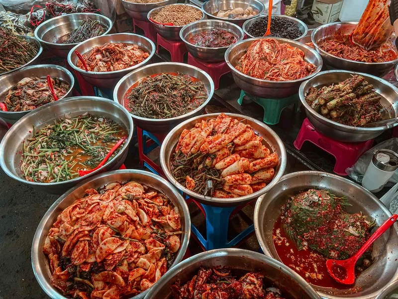 Marché au kimchi en Corée — bocaux alignés de légumes fermentés colorés