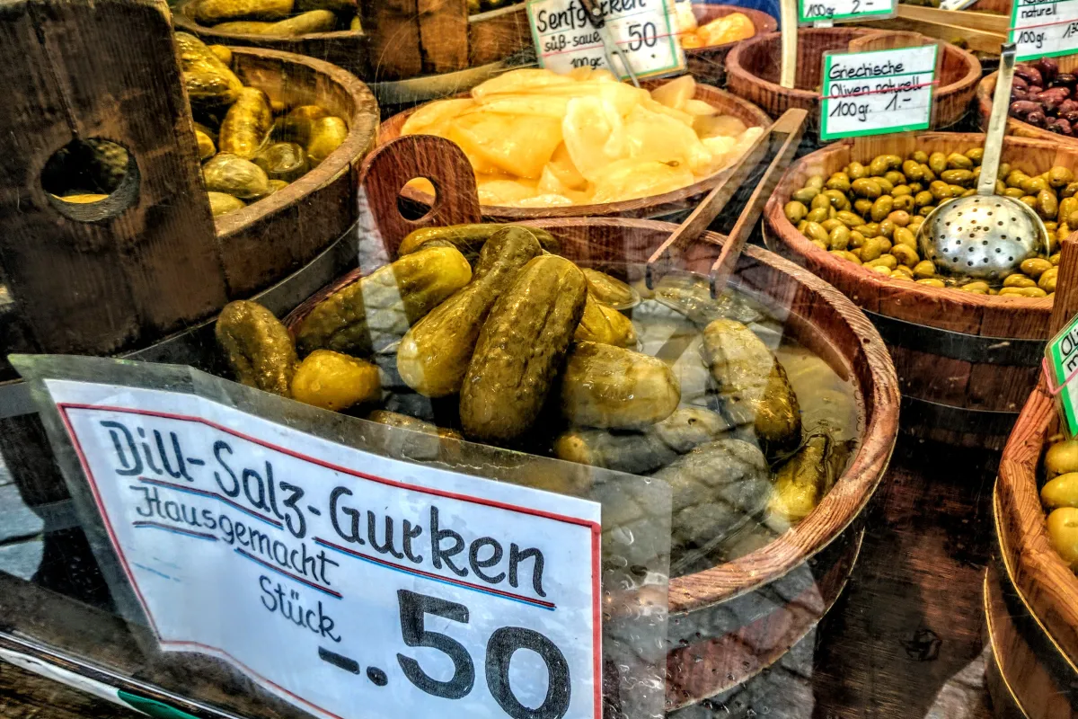 Choucroute et légumes fermentés allemands — bocaux en verre sur table en bois